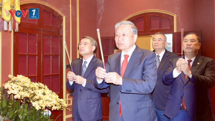 Lãnh đạo Đảng, Nhà nước, dâng hương tri ân các bậc tiên đế, tiên hiền có công với Đất nước