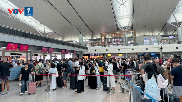 TP.HCM: Cửa ngõ phía Tây ùn ứ, sân bay nhà ga đông đúc