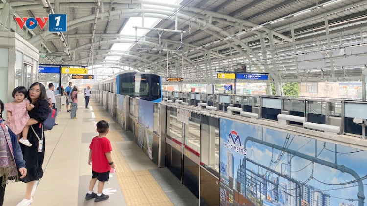 Metro 1 miễn phí vé, chạy khung giờ đặc biệt vào đêm giao thừa
