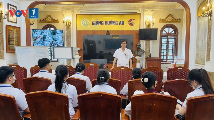 Nhiều sinh viên y khoa tình nguyện trực tết cùng thầy thuốc