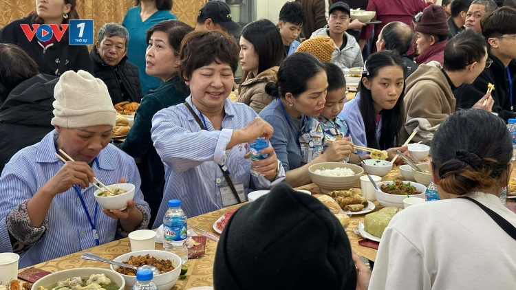 Hơn 1000 người bệnh quây quần cơm tất niên Bệnh viện K