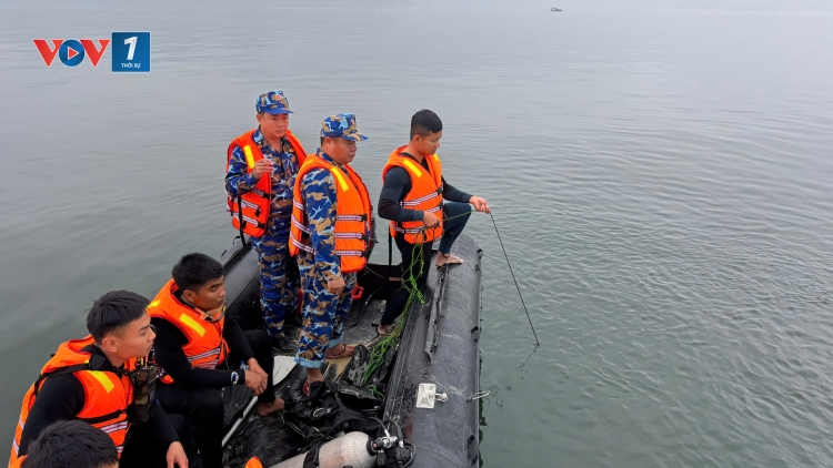 Người nhái Lữ đoàn Đặc công 126 Hải quân nỗ lực tìm kiếm các nạn nhân vụ lật tàu trên Hồ Thác Bà