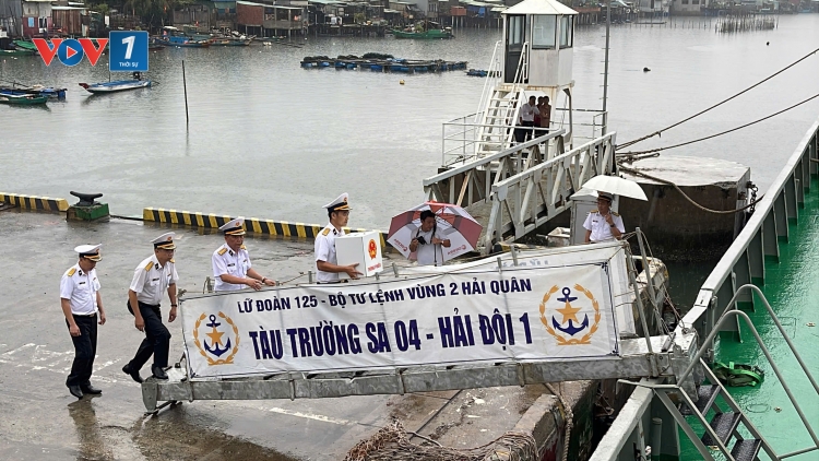 Vùng 2 Hải quân tổ chức bầu cử sớm tại bến và tiễn đoàn thực hiện nhiệm vụ bầu cử trên biển