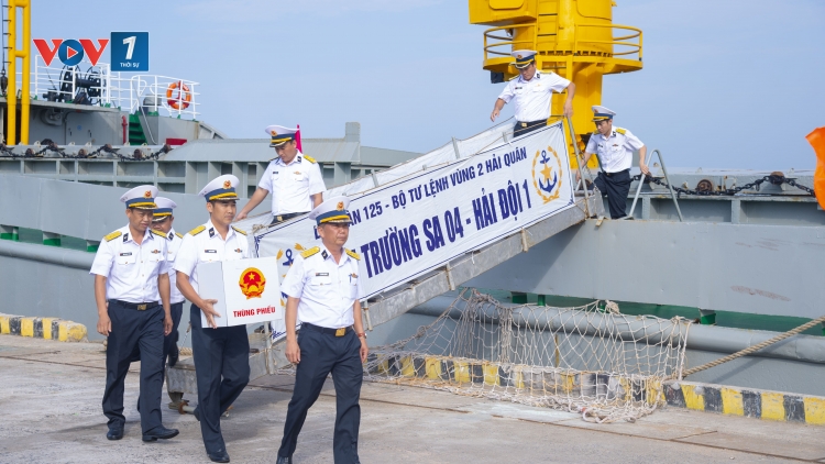 Tổ bầu cử sớm trên biển vượt sóng hoàn thành nhiệm vụ trở về đất liền