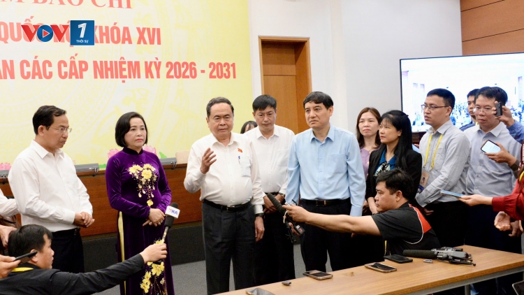 Chủ tịch Quốc hội thăm, động viên phóng viên, biên tập viên tại Trung tâm báo chí, Nhà Quốc hội 