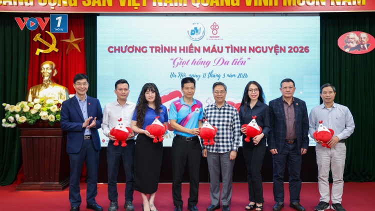 Khi các thầy thuốc hiến máu cứu người