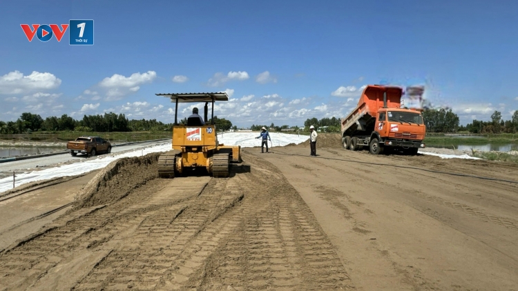 Giá nguyên vật liệu biến động, nhà thầu tìm cách vượt khó
