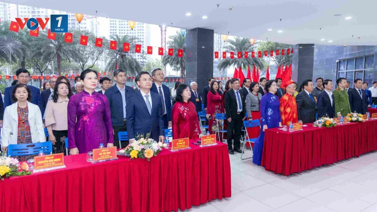 Chủ tịch UBTW MTTQ Việt Nam Bùi Thị Minh Hoài và Phó Thủ tướng Phạm Thị Thanh Trà đi bỏ phiếu bầu cử