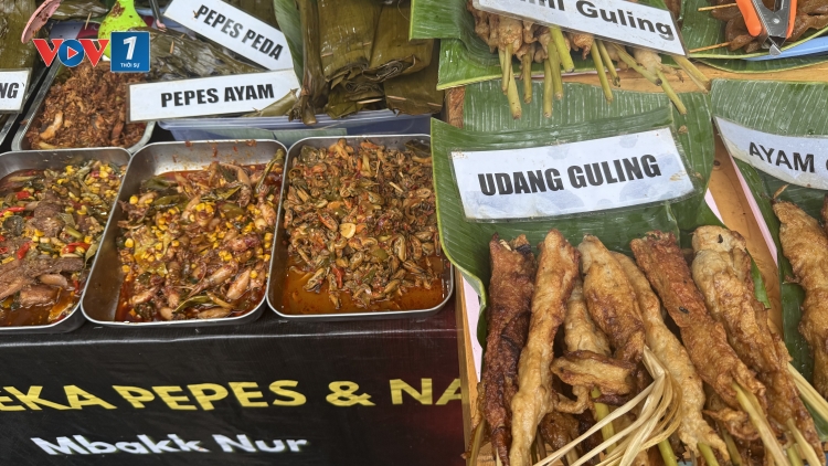 Khám phá chợ ẩm thực cho bữa ăn “xả chay” trong tháng lễ Ramadan tại Indonesia