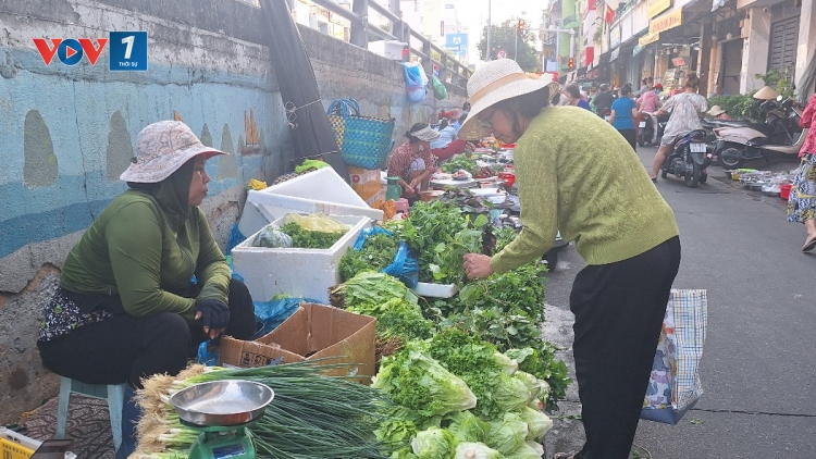 Giá xăng phả "hơi nóng" lên mâm cơm, chợ truyền thống rục rịch, siêu thị gồng gánh