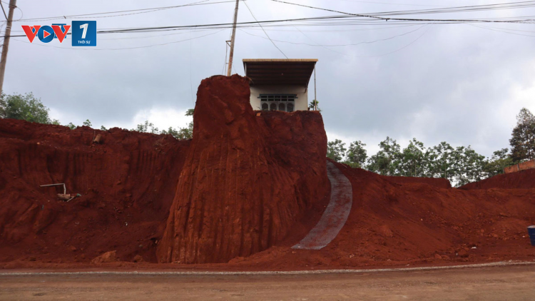 Xử lý nhà thầu vụ nhà dân "treo" mép vực ở Đồng Nai