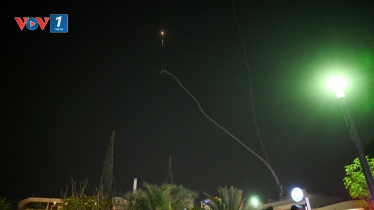 Chiến sự Trung Đông: Iran phóng hơn 300 tên lửa đạn đạo vào Israel