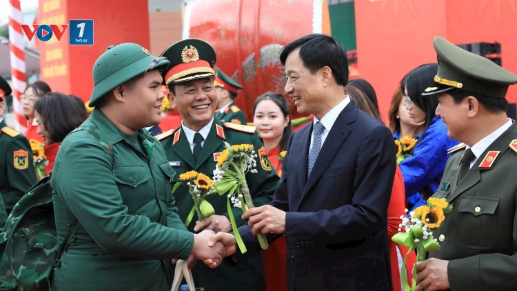 Thanh niên Thủ đô nô nức lên đường nhập ngũ
