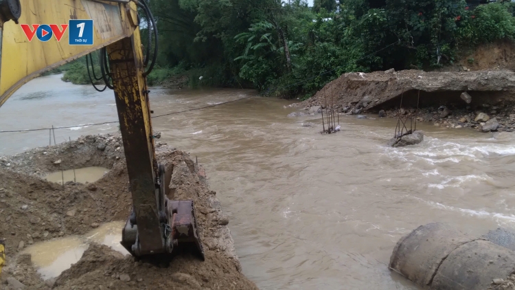 Mở đường tạm băng núi, đảm bảo hơn 2.200 cử tri vùng núi Đà Nẵng đi bầu cử