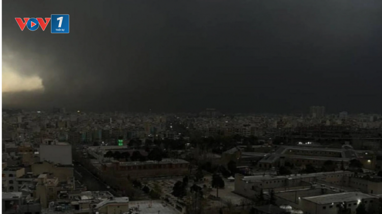 “Mưa đen” trút xuống Tehran sau các cuộc tấn công của Israel vào cơ sở dầu mỏ Iran