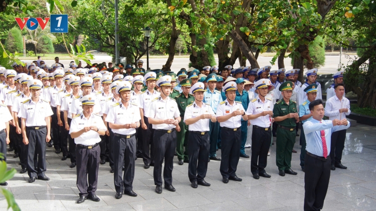 Trang nghiêm Lễ dâng hương chào mừng ngày bầu cử ở Trường Sa