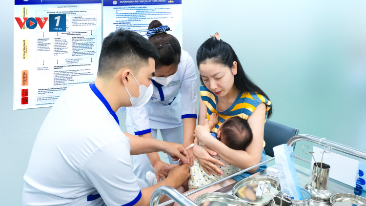 Bác sĩ lưu ý những dấu hiệu cảnh báo bệnh tay chân miệng diễn tiến nặng