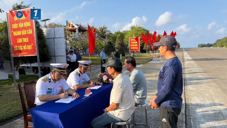 Cán bộ, chiến sĩ đảo Trường Sa hướng dẫn ngư dân đăng ký tham gia bầu cử