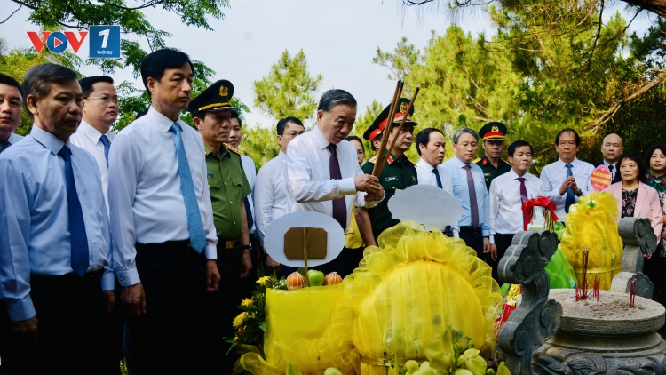 Tổng Bí thư, Chủ tịch nước dâng hương tưởng nhớ Đại tướng Võ Nguyên Giáp và các AHLS tại Quảng Trị