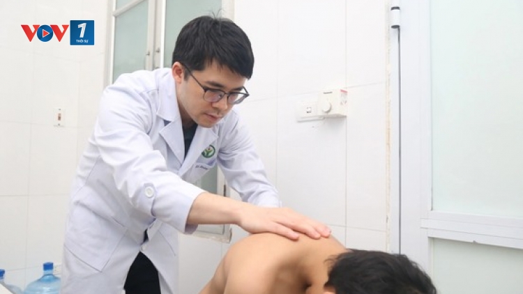 Hà Nội: Nhiều trẻ đến bệnh viện khám trong tình trạng cong vẹo cột sống nghiêm trọng đến 60-80 độ