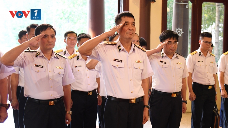 Phó Đô đốc Nguyễn An Phong dâng hương tưởng niệm Chủ tịch Tôn Đức Thắng