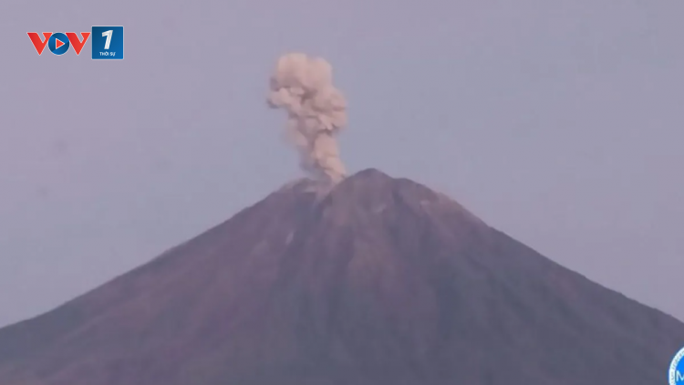 Indonesia: Núi lửa Semeru phun trào liên tục, tro bụi cao tới 1000m