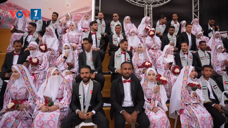 Các cặp đôi người Palestine hướng về tương lai khi họ kết hôn trong một lễ cưới tập thể ở Dải Gaza