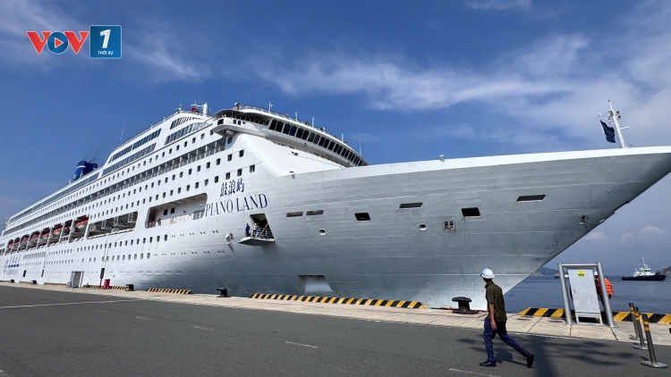 Hai tàu biển quốc tế đưa hơn 2.000 du khách đến Khánh Hòa