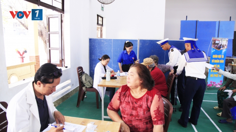 Gần 1.000 người dân phường Cam Linh được khám bệnh, tư vấn sức khoẻ và cấp phát thuốc miễn phí