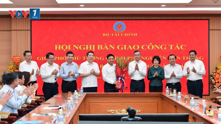 Bàn giao công tác giữa Phó Thủ tướng Nguyễn Văn Thắng và Bộ trưởng Bộ Tài chính Ngô Văn Tuấn