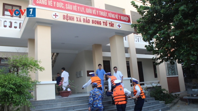 Ngư dân Quảng Ngãi được bệnh xá đảo Song Tử Tây cấp cứu kịp thời