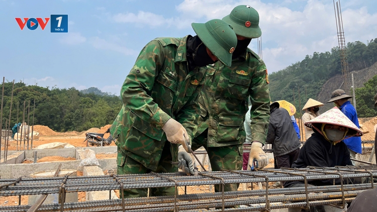 Bộ đội Đà Nẵng "vượt nắng” xây trường học vùng biên giới