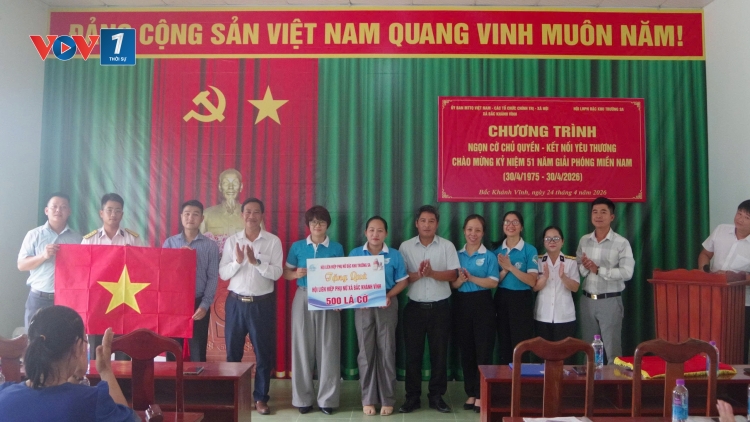 Trao hơn 500 lá cờ Tổ quốc, lan tỏa tình cảm đất liền với Trường Sa