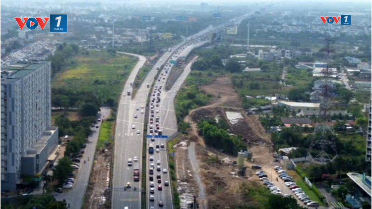 TP.HCM: Cửa ngõ căng thẳng, sân bay ổn định trong ngày đầu nghỉ lễ