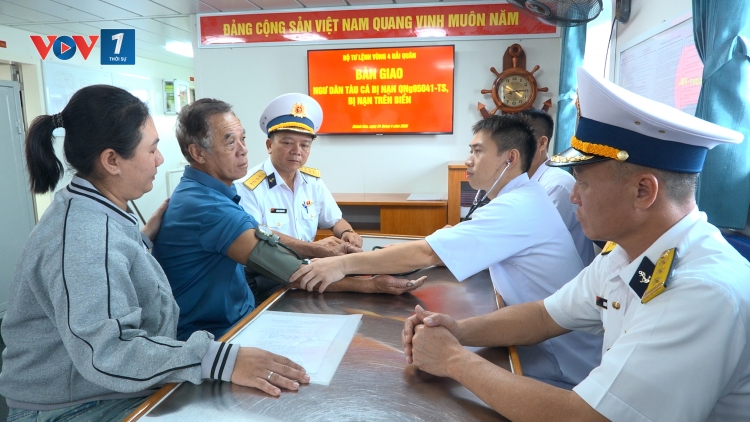 Vùng 4 Hải quân bàn giao ngư dân gặp nạn trên biển về gia đình an toàn