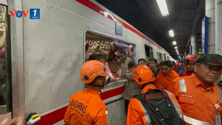 Tai nạn tàu hỏa tại Indonesia: Lực lượng cứu hộ xuyên đêm- ít nhất hơn 40 người thương vong