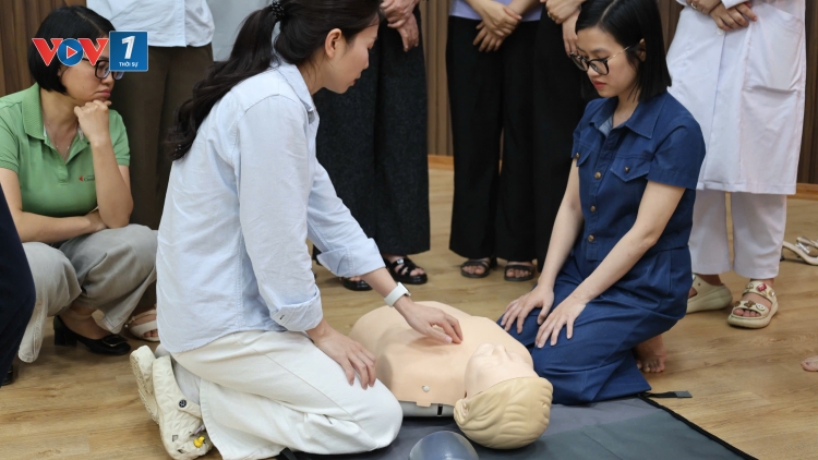 Chuyên gia cao cấp về miền núi tập huấn cấp cứu ngừng tuần hoàn cho y tế cơ sở
