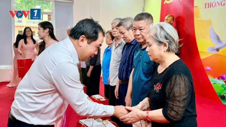 Bí thư Thành ủy Hà Nội tặng quà gia đình chính sách và công nhân có hoàn cảnh khó khăn