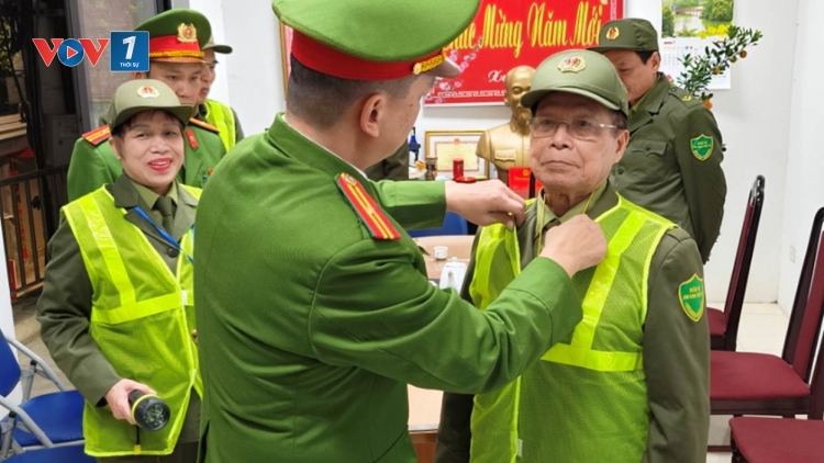 Ông Nguyễn Đình Hợi - người đàn ông 80 tuổi gần 40 năm giữ bình yên cho các con phố