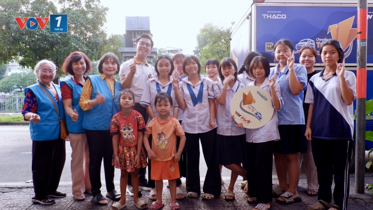 Chuyến xe tử tế tháng 5: Những vòng tay ôm lấy tuổi thơ của hàng nghìn đứa trẻ