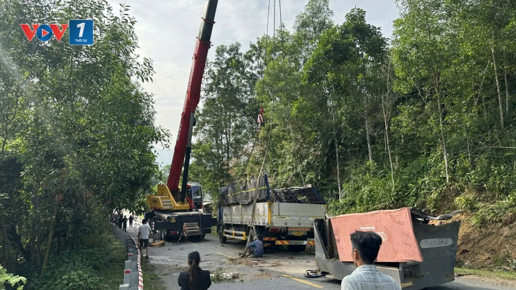 Xe tải gặp nạn khi đổ đèo Vi Ô Lắc trong đêm, 2 người tử vong