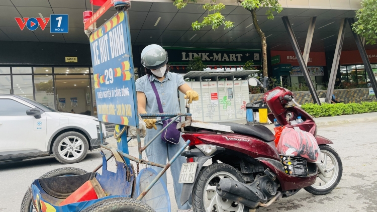 Người phụ nữ thu gom đinh trên đường phố Hà Nội