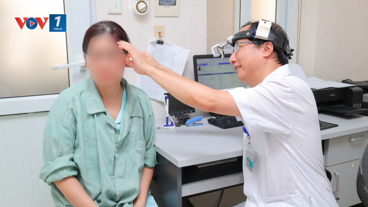 Phẫu thuật nội soi thay xương bàn đạp hồi phục thính lực cho người bệnh bị xốp xơ tai 