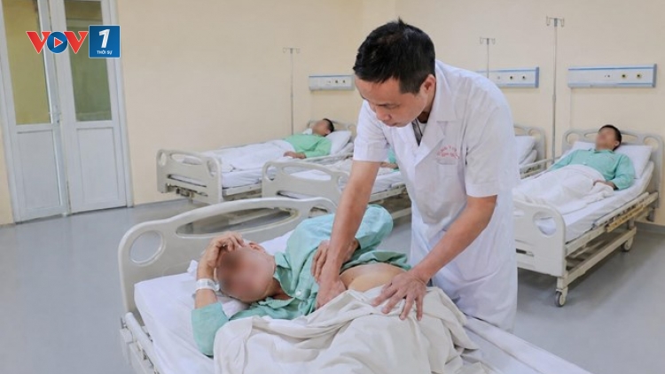Bệnh viện E tán sỏi qua da thành công cho bệnh nhân biến dạng cột sống suốt 18 năm