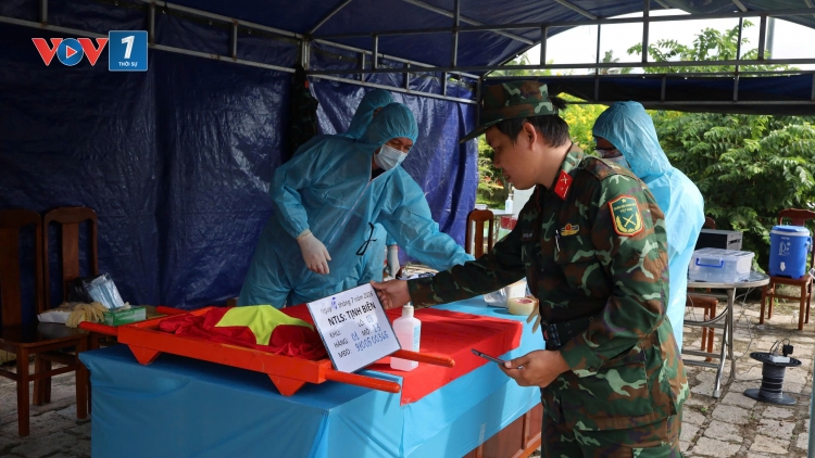 Lấy mẫu hài cốt liệt sĩ tại Nghĩa trang liệt sĩ Tịnh Biên, An Giang