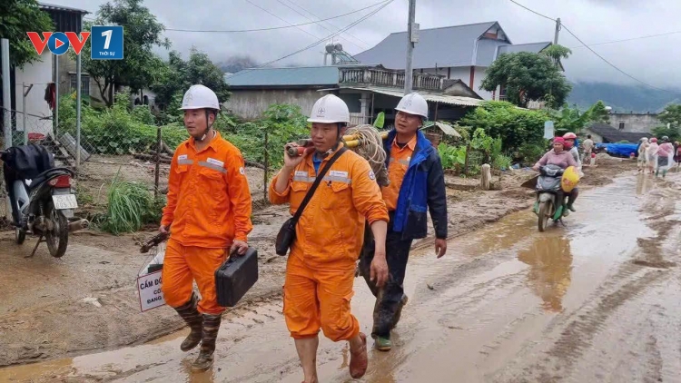 Nỗ lực khôi phục cấp điện sau mưa lũ, EVNNPC khuyến cáo bảo đảm an toàn điện khi mưa bão, ngập lụt.