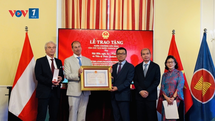 Trao tặng Huân chương Hữu nghị của Chủ tịch nước cho ông Peter Jankowitsch và Hội Hữu nghị Áo – Việt
