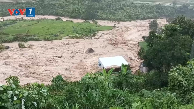 Mưa lũ làm sập, cuốn trôi ngôi nhà 2 tầng tại Lai Châu