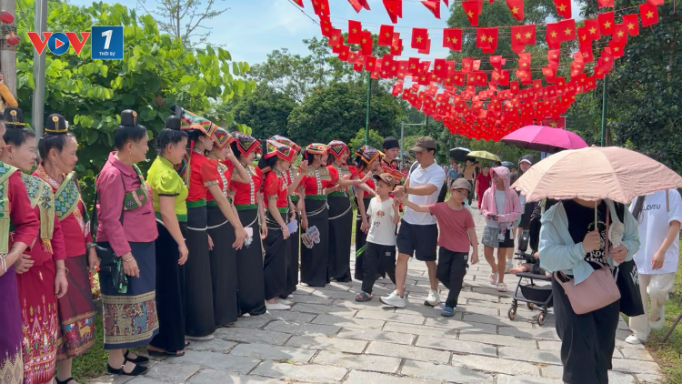 Rộn ràng Ngày Tết độc lập tại Làng Văn hóa – Du lịch các dân tộc Việt Nam