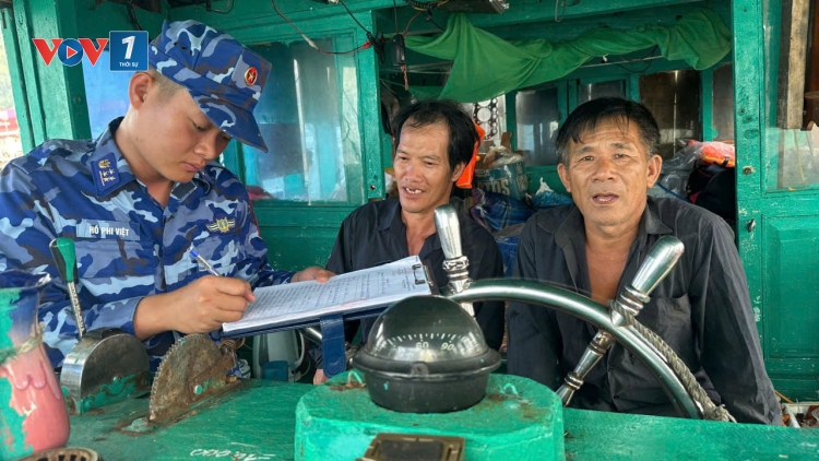 Vùng Cảnh sát biển 2 xử phạt gần 400 triệu đồng đối với chủ tàu cá vi phạm quy định chống khai thác 